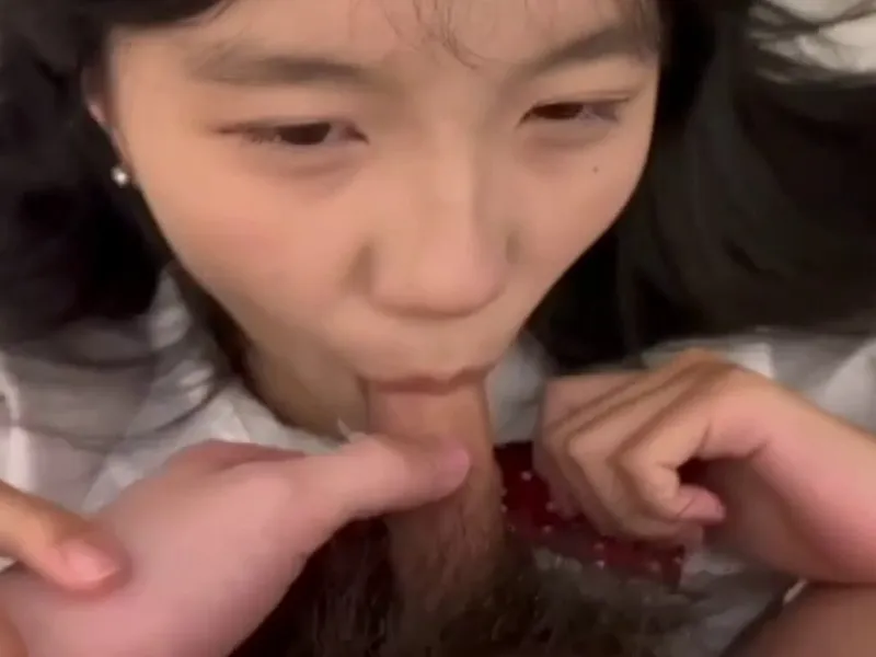 Em loli dễ thương liếm chuối biến em thành con đào nứng p2